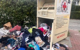 Po wprowadzaniu zakazu wyrzucania ubrań do odpadów zmieszanych wiele osób zaczęło je zanosić do kont