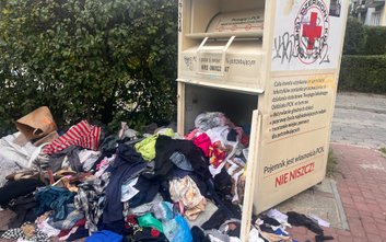 Po wprowadzaniu zakazu wyrzucania ubrań do odpadów zmieszanych wiele osób zaczęło je zanosić do kont