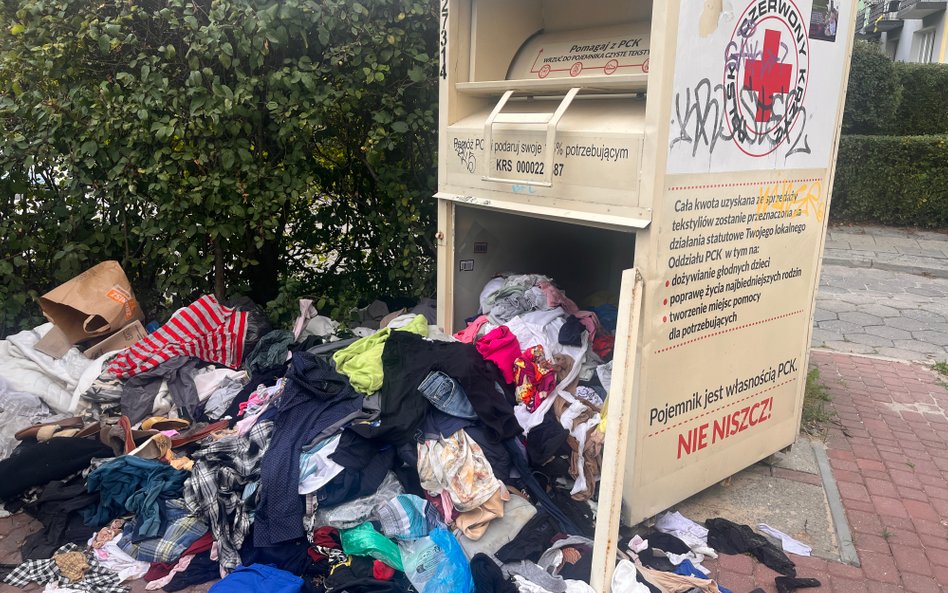 Po wprowadzaniu zakazu wyrzucania ubrań do odpadów zmieszanych wiele osób zaczęło je zanosić do kont