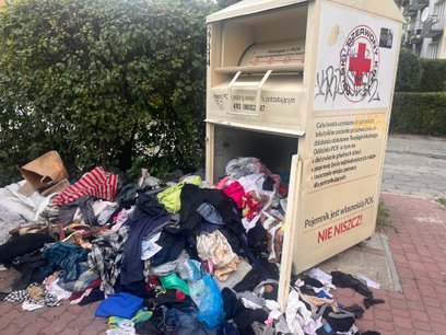 Po wprowadzaniu zakazu wyrzucania ubrań do odpadów zmieszanych wiele osób zaczęło je zanosić do kont