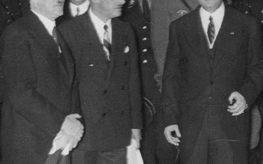 Józef Lipski (pierwszy z prawej) z Adolfem Hitlerem