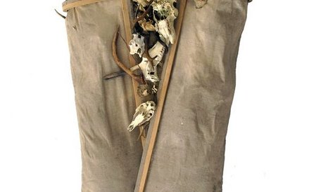 Bartosz Kokosiński, Obraz pożerający motyw wanitatywny, 2012, drewno, płótno, trofea, 205 x 107 x 38