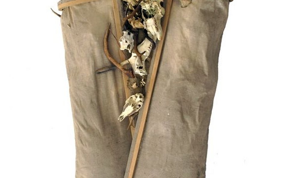 Bartosz Kokosiński, Obraz pożerający motyw wanitatywny, 2012, drewno, płótno, trofea, 205 x 107 x 38