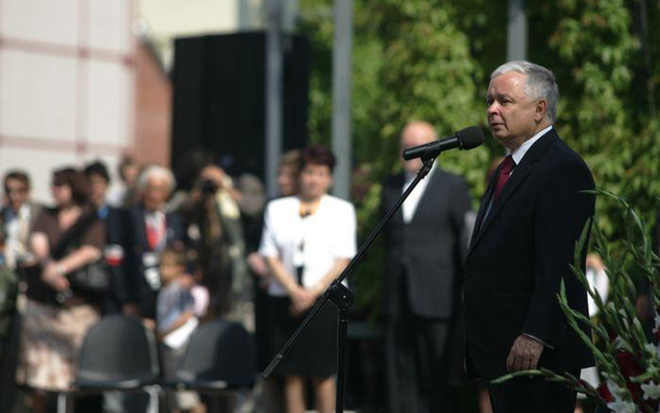 Lech Kaczyński podczas uroczystości obchodów rocznicy Powstania Warszawskiego