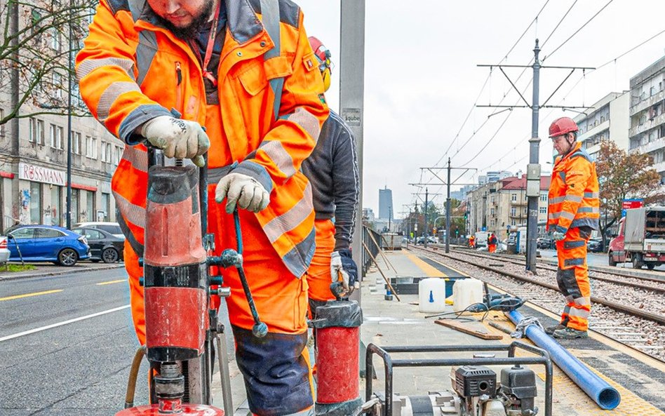 Robotnicy prowadzą ostatnie prace instalacyjne na przystanku przy OCH!Teatrze