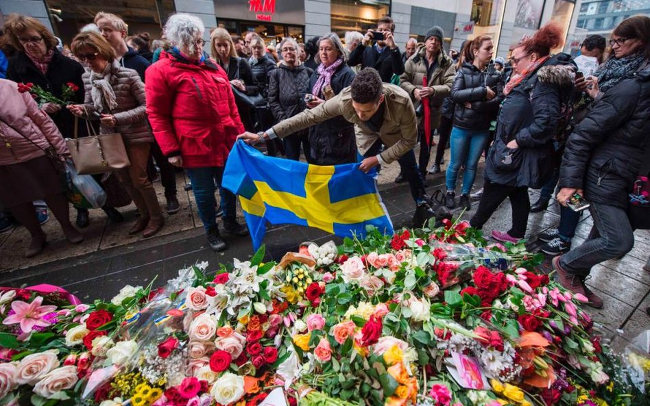Sztokholm. Kwiaty dla ofiar piątkowego zamachu terrorystycznego.