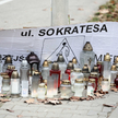 Znicze w pobliżu miejsca śmiertelnego wypadku przy przejściu dla pieszych na ulicy Sokratesa