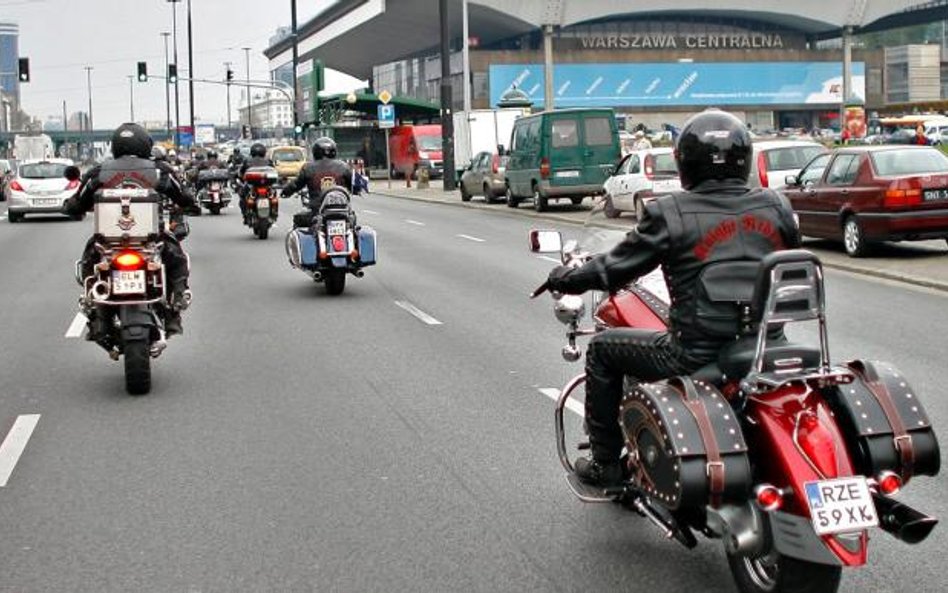 Większość motocyklistów jeździ bezpiecznie – twierdzą policjanci. Wielu pada jednak ofiarą nieuważny