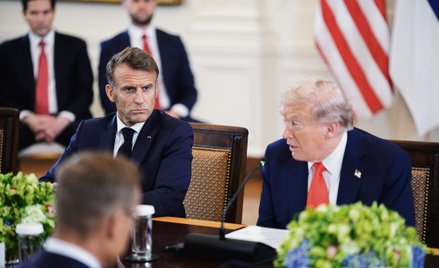 Emmanuel Macron znalazł się w politycznych tarapatach na własne życzenie, ale urząd prezydenta pozos