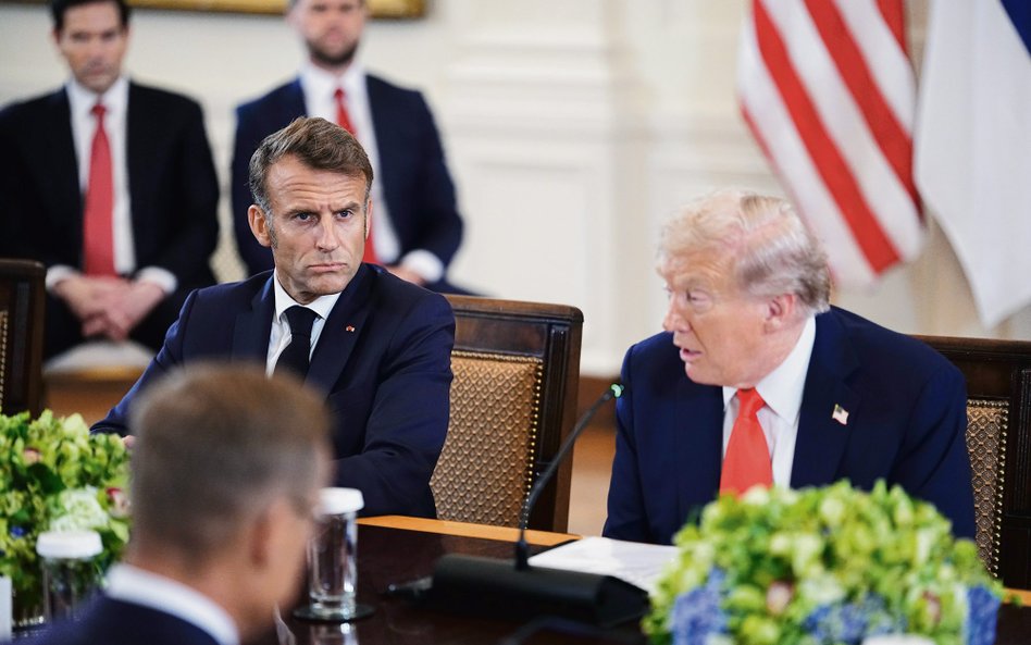 Emmanuel Macron znalazł się w politycznych tarapatach na własne życzenie, ale urząd prezydenta pozos