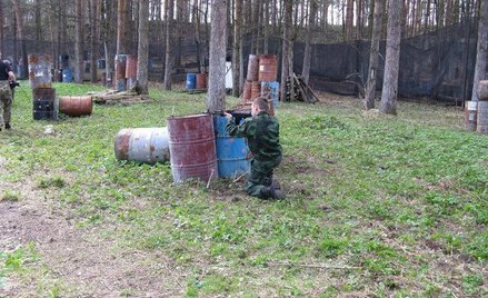 Młodzi Serbowie uczą się strzelać w Rosji