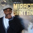 Spike Lee na tle plakatu z filmu