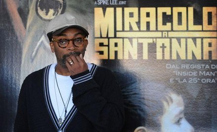 Spike Lee na tle plakatu z filmu