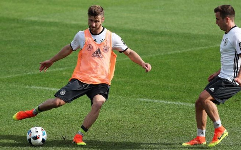 Trening Niemców przed meczem z Węgrami. Shkodran Mustafi (z lewej) i Mario Goetze