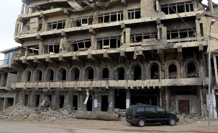 Zniszczony budynek w Mosulu