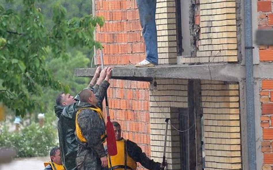 Bośniaccy żołnierze ewakuują mieszkańców wiosek w okolicach miasta Zenica