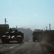 Autobus przejeżdża obok ukraińskiego czołgu na drodze we wsi Junakiwka, 9 kilometrów od granicy z Ro
