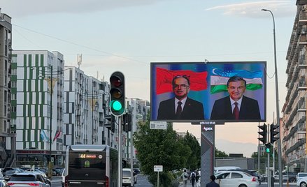 Jednym z gości Szawkata Mirzijojewa, prezydenta Uzbekistanu (na wyświetlaczu po prawej) na V Międzyn