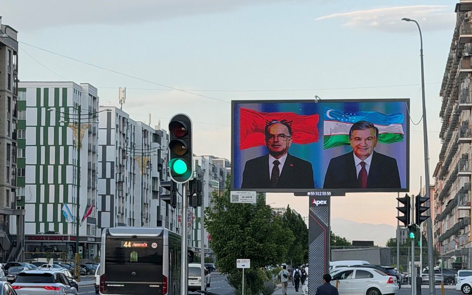 Jednym z gości Szawkata Mirzijojewa, prezydenta Uzbekistanu (na wyświetlaczu po prawej) na V Międzyn