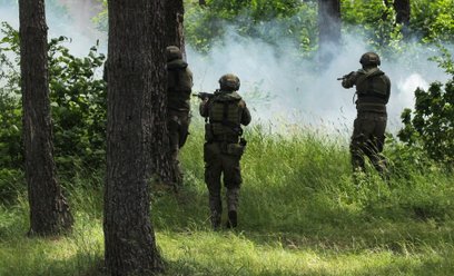 Żołnierze podczas ćwiczeń na poligonie