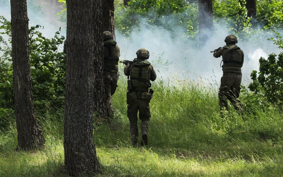 Żołnierze podczas ćwiczeń na poligonie