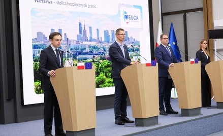 Minister finansów i gospodarki Andrzej Domański (L), wiceminister finansów, szef KAS Marcin Łoboda (