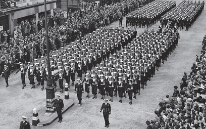Brytyjscy żołnierze maszerują wśród ogromnych tłumów, które tego ranka wypełniły Oxford Street podcz