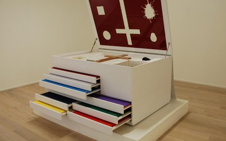 Nowa religia. Gablota, 2005