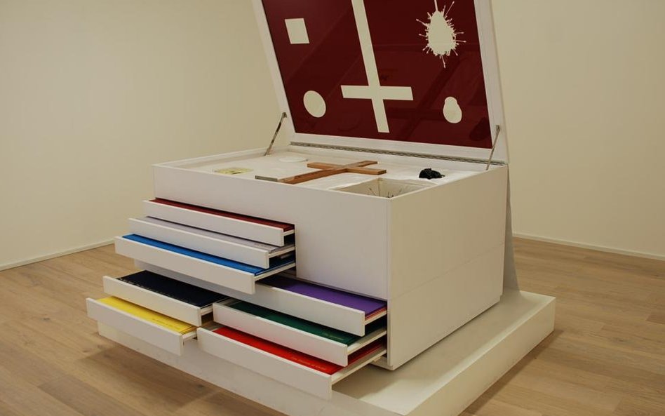 Nowa religia. Gablota, 2005