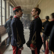 Jean Dujardin (Jacques Picquart) i Louis Garrell (Alfred Dreyfus) w filmie „Oficer i szpieg”