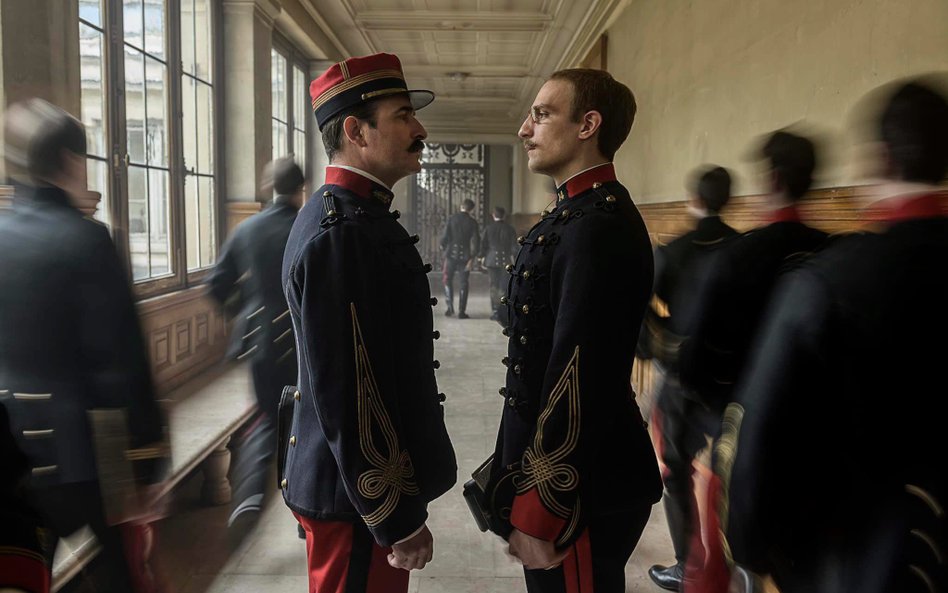 Jean Dujardin (Jacques Picquart) i Louis Garrell (Alfred Dreyfus) w filmie „Oficer i szpieg”