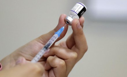 Prezes Pfizera: Nie ma pewności, czy czwarta dawka szczepionki jest potrzebna