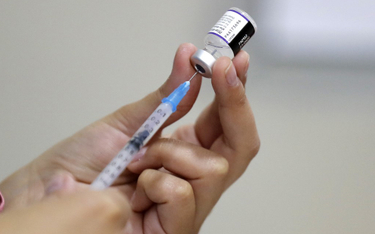 Prezes Pfizera: Nie ma pewności, czy czwarta dawka szczepionki jest potrzebna