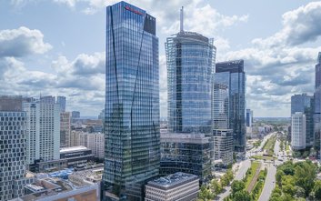 Wieżowiec The Bridge w otoczeniu innych wyskościowców na ul. Okopowej