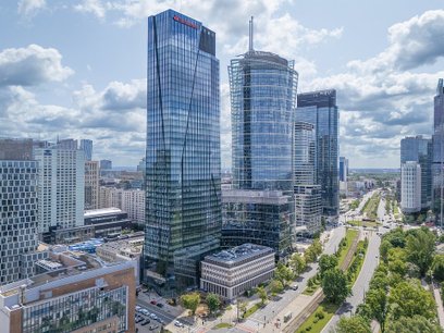 Wieżowiec The Bridge w otoczeniu innych wyskościowców na ul. Okopowej