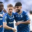 Piłkarze Lecha Poznań: Ali Gholizadeh (P), Timothy Ouma (L) i Joel Pereira (C) cieszą się z gola pod