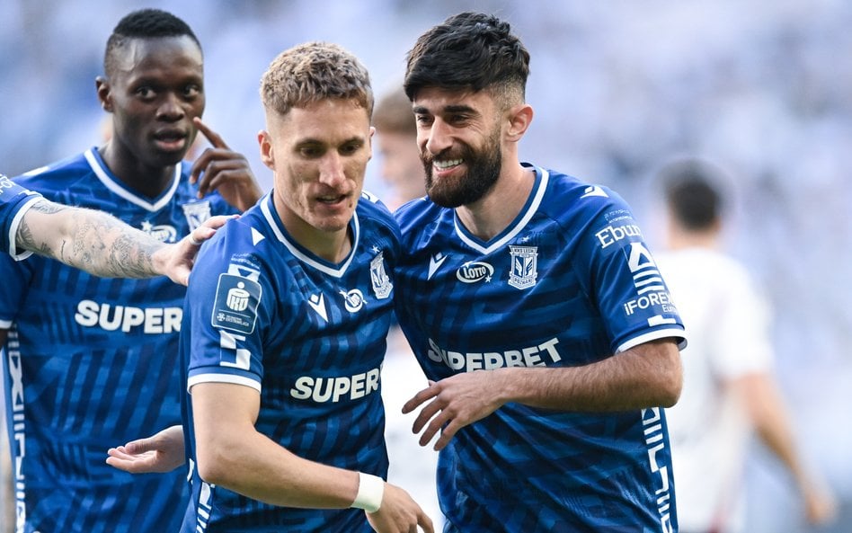 Piłkarze Lecha Poznań: Ali Gholizadeh (P), Timothy Ouma (L) i Joel Pereira (C) cieszą się z gola pod