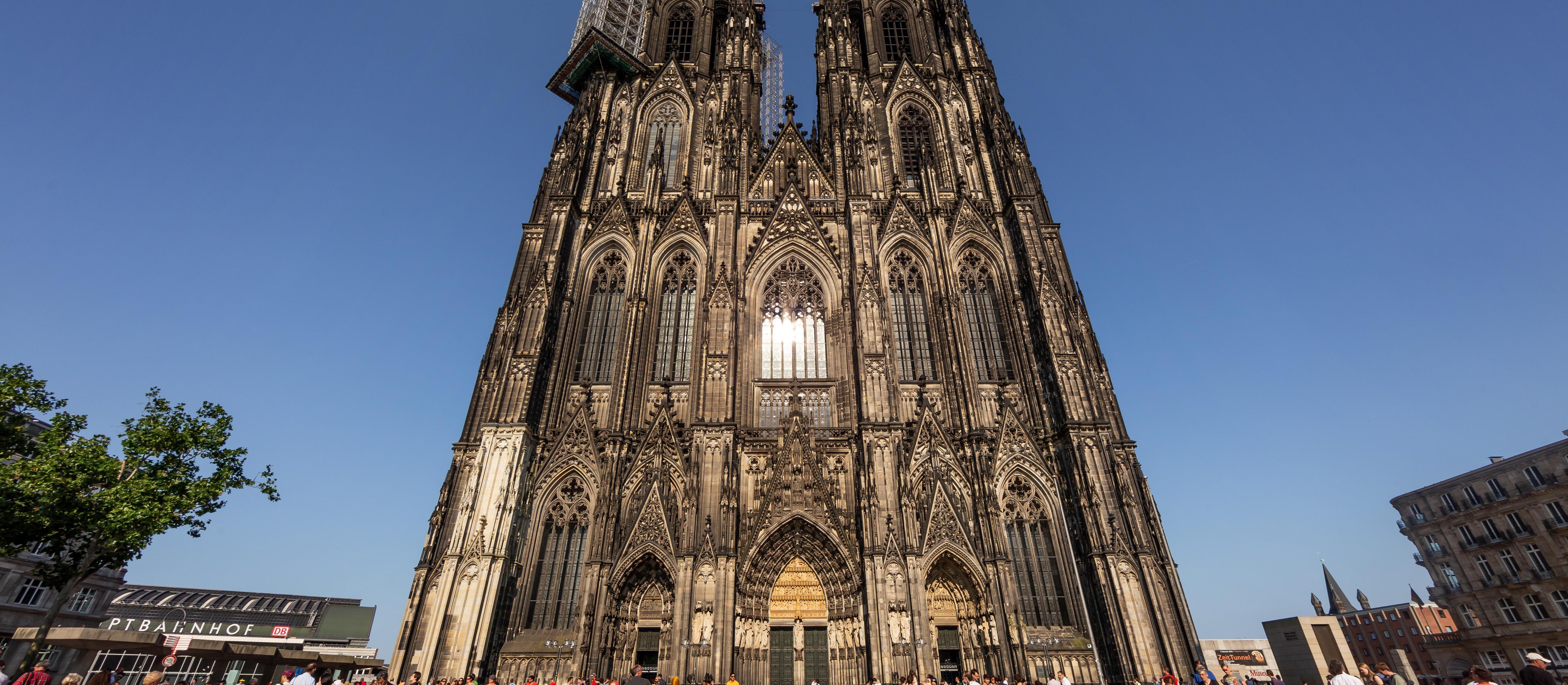 Turysto, za zwiedzanie słynnej katedry musisz zapłacić. Pomodlić się możesz za darmo