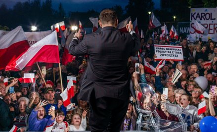 Jeden z wieców podczas kampanii Karola Nawrockiego przed wyborami prezydenckimi w 2025 r.
