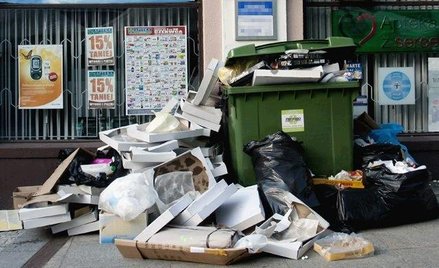 Gmina odpowiada za śmieci komunalne, nawet jeśli ?nie rozstrzygnie przetargu.