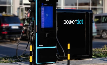 Powerdot podkręca tempo budowy stacji ładowania dzięki finansowaniu bankowemu na kwotę 165 mln euro