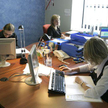 Administracja korzysta ?z pomocy zewnętrznych firm ?przy sporządzaniu oceny, ?jak zarządza personele