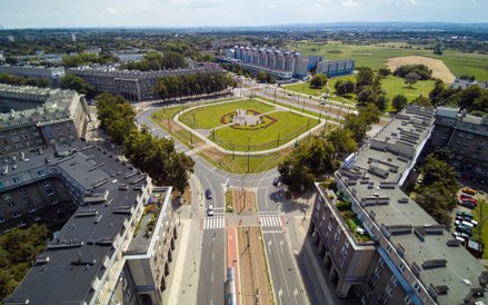 Nowohucka architektura świadomie nawiązuje do wzorów renesansowych i klasycystycznych.