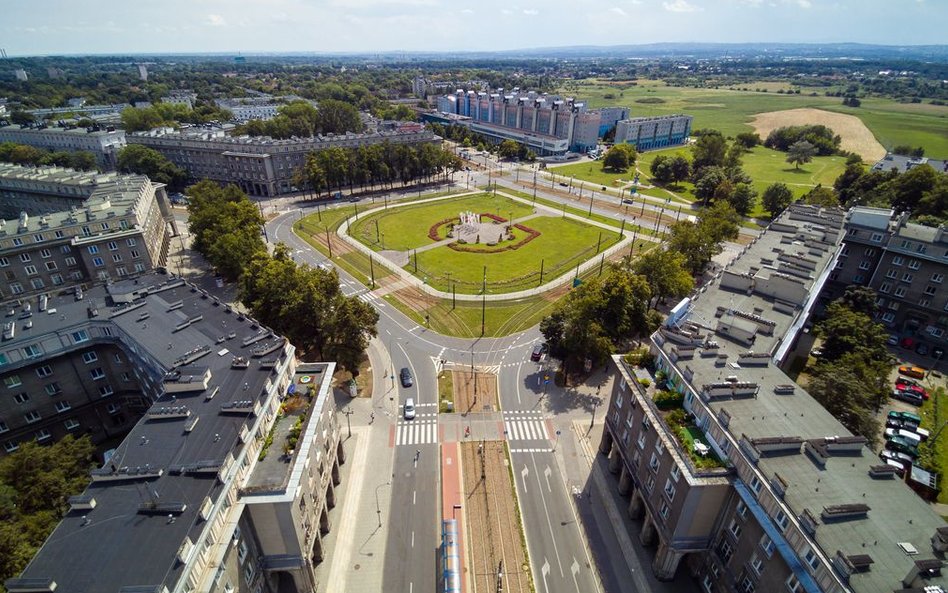 Nowohucka architektura świadomie nawiązuje do wzorów renesansowych i klasycystycznych.