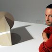 Michał Budny przy swoich „Pracach”