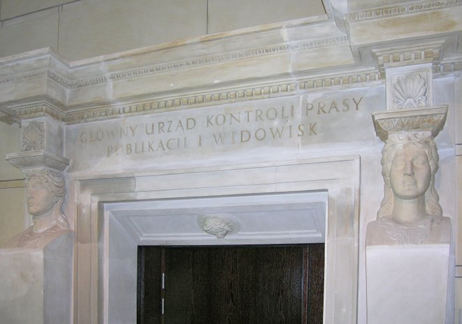 W nowoczesnym biurowcu powstałym na miejscu budynku Głównego Urżędu Kontroli Prasy, Publikacji i Wid