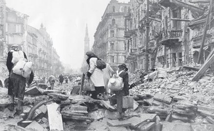 Warszawa, 3 października 1944. Warszawiacy opuszczają miasto po kapitulacji powstania.