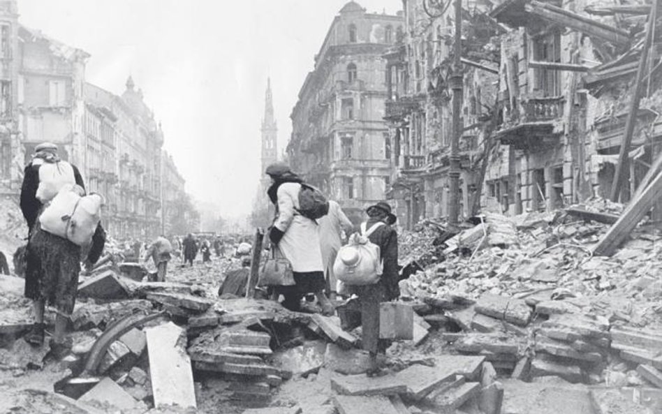 Warszawa, 3 października 1944. Warszawiacy opuszczają miasto po kapitulacji powstania.