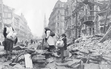 Warszawa, 3 października 1944. Warszawiacy opuszczają miasto po kapitulacji powstania.