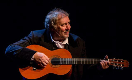 Andrzej Grabowski (Jesienin) sięga w spektaklu po gitarę.
